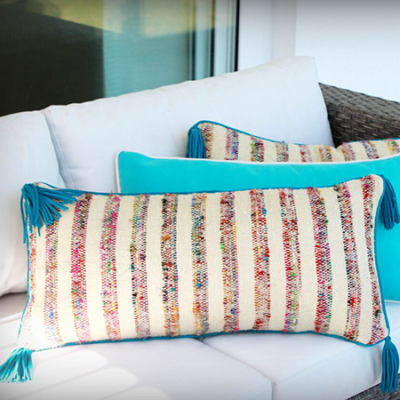 coussin artisanal multicolore avec franges en cuir